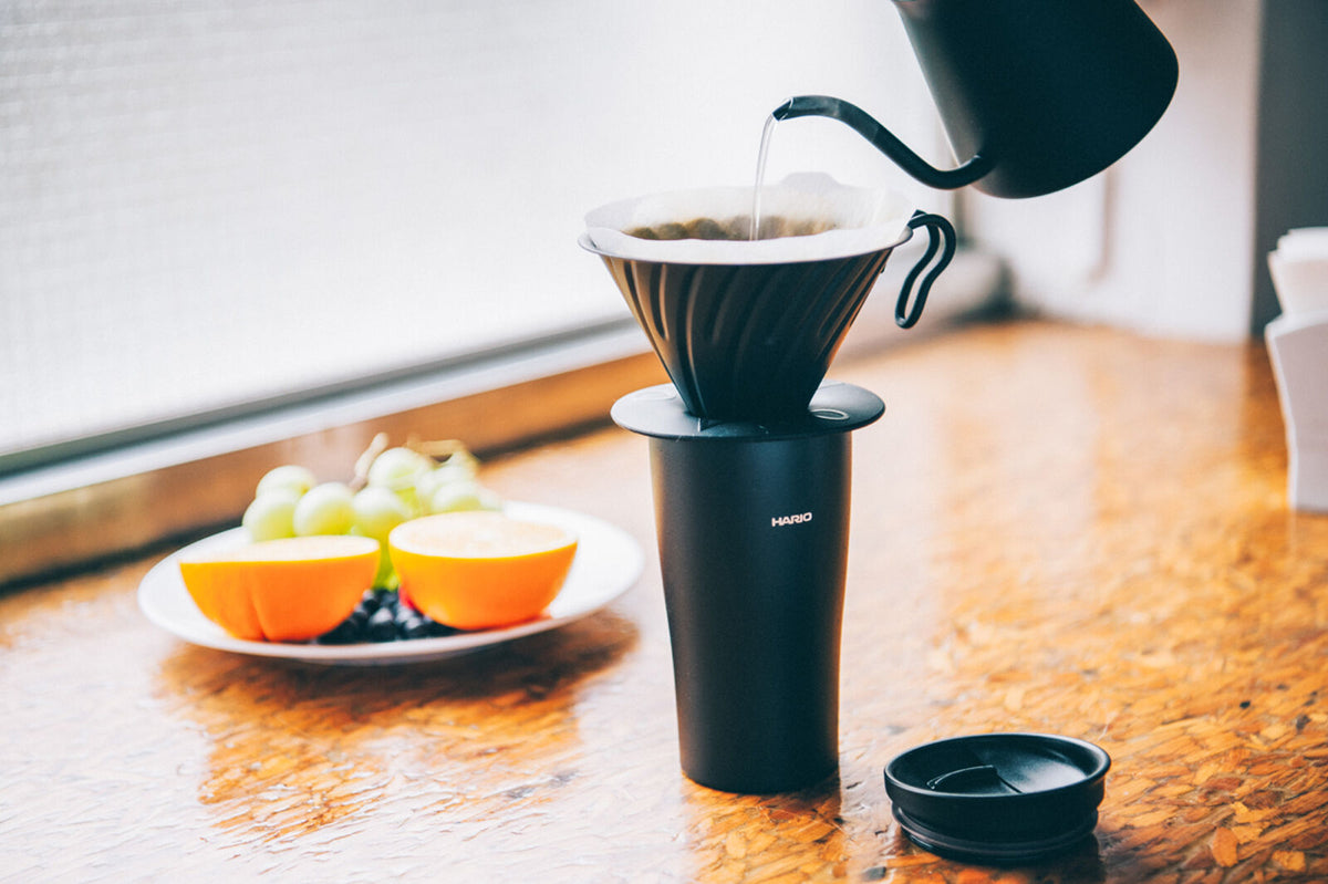 Dripper V60 métal noir en extraction